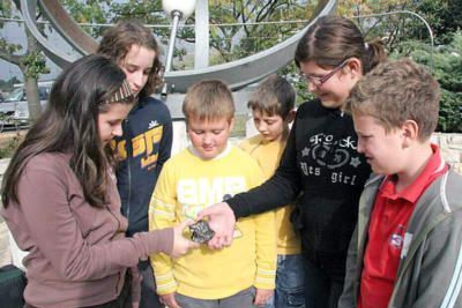 Mladi višnjanski astronomi s meteoritom
