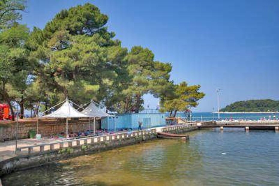 Gradsko kupalište u srpnju ove godine, s objektom predviđenim za rušenje