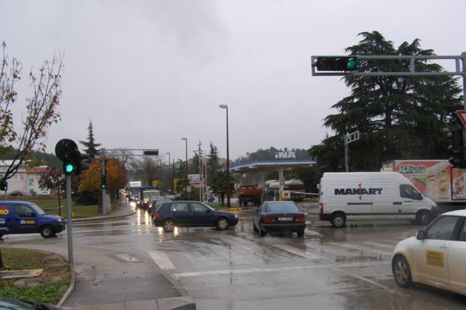 Već na križanju Vukovarske i Av. Somogy počinje zastoj. Primijetite bijeli kombi na fotografiji, vidjet ćete ga opet na sljedećoj raskrsnici, što znači da smo fotografirajući i pješke prije njega stigli na križanje Somogy i Karla Huguesa