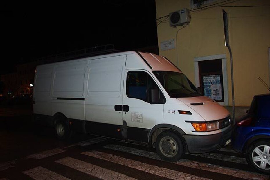 Kombi parkiran na zebri ispred Galije iz kojeg je navodno pod okriljem noći iskrcana telekomunikacijska oprema