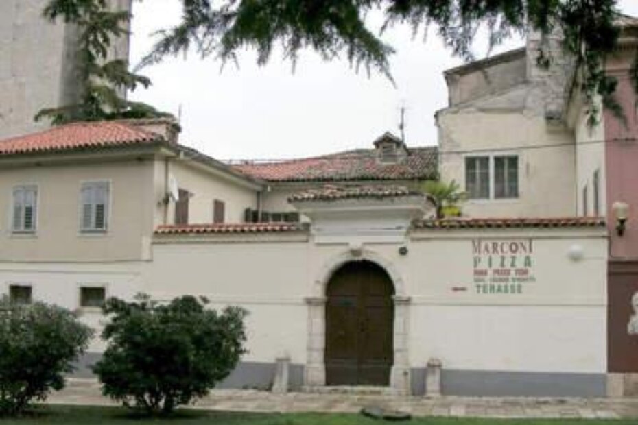 Dio urbanog bloka palače Vergottini s kraja 18. i početka 19. stoljeća ispod zvonika Eufrazijane