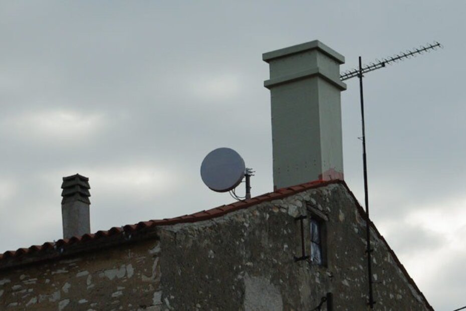 Pokraj limenog dimnjaka niknuo je i tanjur