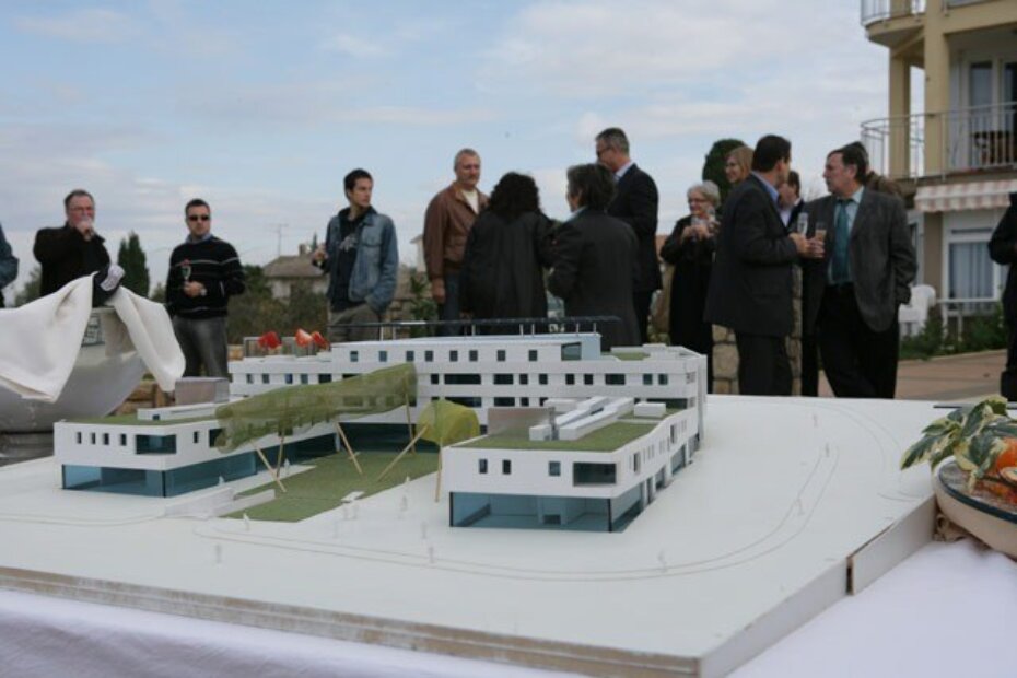 Uzvanici ispred makete nove poslovno-stambene zgrade u Velom Maju