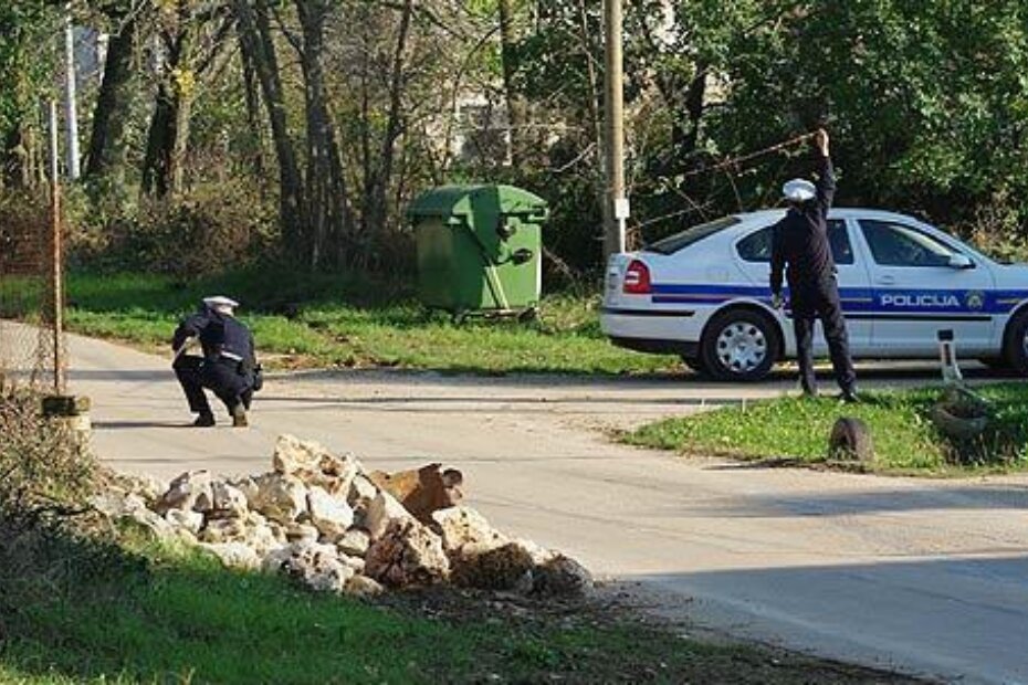 Policajci obavljaju očevid kraj kontejnera, na mjestu gdje je vozilo izletjelo sa staze