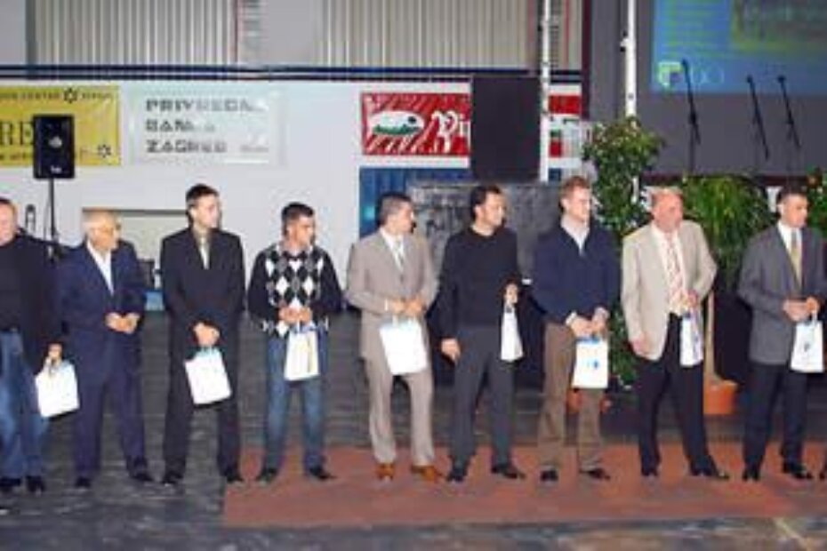 NAJUSPJEŠNIJA MOMČAD 'ISTRE POREČ' - Luciano Daris (dopredsjednik kluba), Vladimir Ćuš, Renato Velenik, Elvis Smolica, Josip Rigo, Dražen Puniš, Valter Ivančić i Alen Guštin 2000. godine osvojili su naslov državnih prvaka