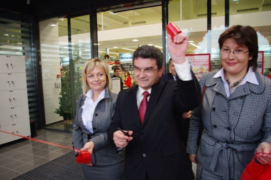 Gradonačelnik Edi Štifanić prerezao je vrpcu i svečano otvorio supermarket u društvu gospođe Djozi Heberling (lijevo) i gospođe Mirjane Palada-Kmetović, članica Uprave Plodina