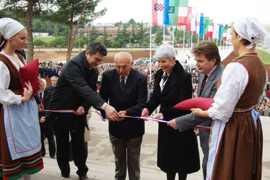 Potpredsjednica Vlade Jadranka Kosor i porečka sportska legenda Ivan Šegon svečano su prerezali vrpcu i otvorili novu sportsku dvoranu u Poreču