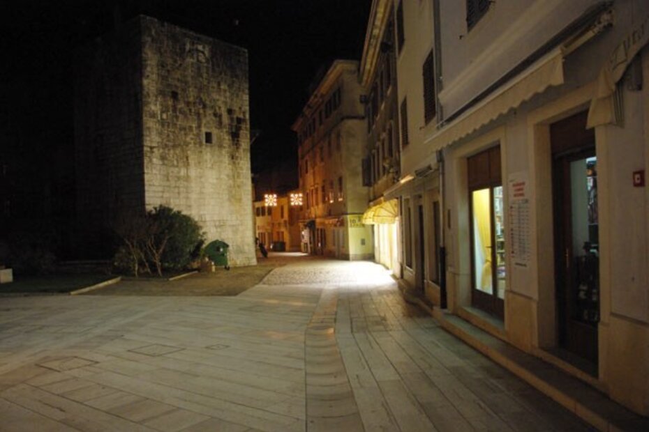 Potpuno prazan Decumanus svjedoči o zimskom prestanku života u gradu.