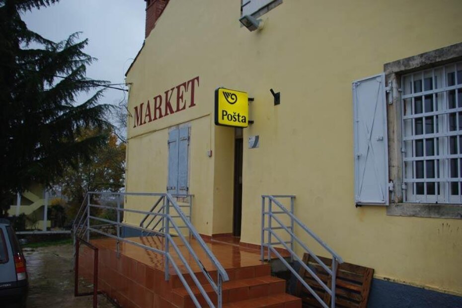 Zgrada u kojoj se nalaze market i pošta