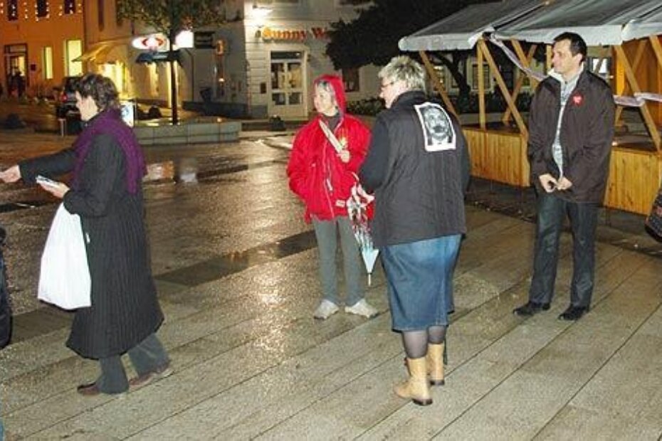 Rijetki prolaznici zaustavili su se poslušati o čemu se radi