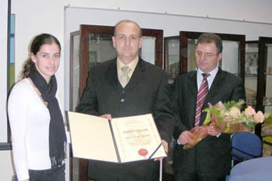 Priznanje za Gracijelu Dedić preuzela je Marijana Kocijančić, na slici načelnikom Niviom Stojnićem i predsjednikom vijeća Antonom Stojnićem