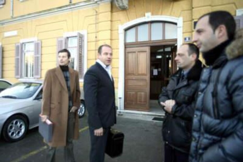 Rajko Hrvatič (drugi slijeva) ispred suda u Poreču razmijenio je par riječi s optuženim Đemilom Ramadanijem (u plavoj jakni)