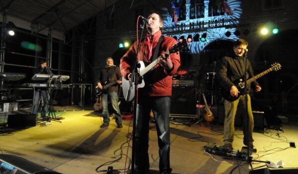 Gustafi po velikoj hladnoći i buri održali petosatni rođendanski koncert na pulskom Forumu - koncert otvorio porečki 'Cirkus'