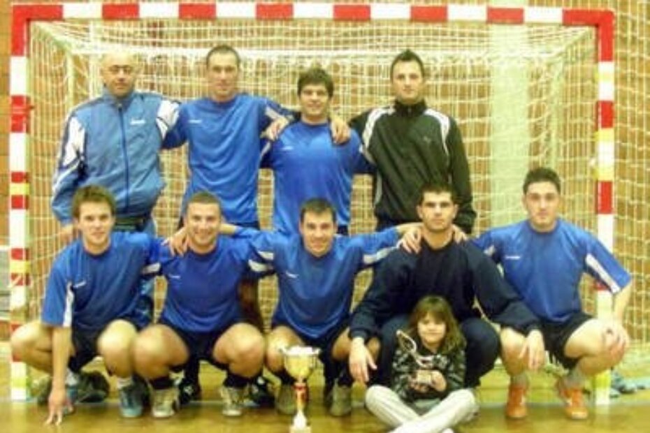 NAJBOLJI NA POREČKOM PARKETU - Toledo pizzeria Jupiter (slijeva): stoje Tomislav Markulin (voditelj), Sandi Gušić, Petar Sandić i Danijel Ostović; čuče Kristijan Glavaš, Fatos Hoxha, Josip Mavrić, Mišel Posavec i Muamer Gibić