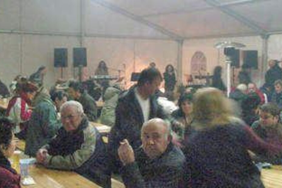 Subotnja večer u Tarskoj vali - pod šatorom svi stolovi puni