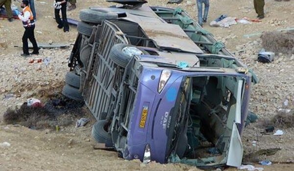 Danski autobus sa učenicima sletio s ceste i prevrnuo se na bok