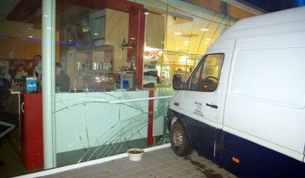 Opljačkana benzinska pumpa u koju se neki dan zabio vozač kombija