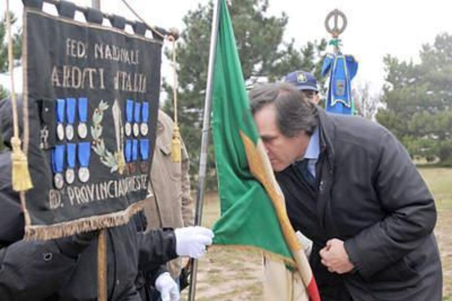 Lider tršćanske desnice Roberto Menia ljubi zastavu