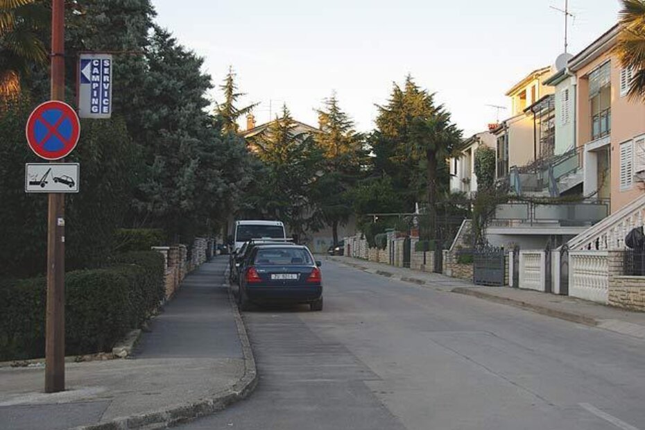 U ulici vlada prešutni dogovor da se parkira samo sa lijeve strane ulice, ali se za vrijeme ljetnih gužvi parkira i na suprotnoj strani