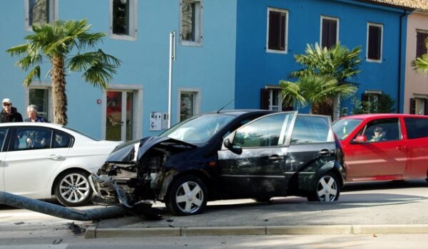 Crni ponedjeljak za porečke rotore - automobilom razbila rasvjetni stup u Vlašićevoj