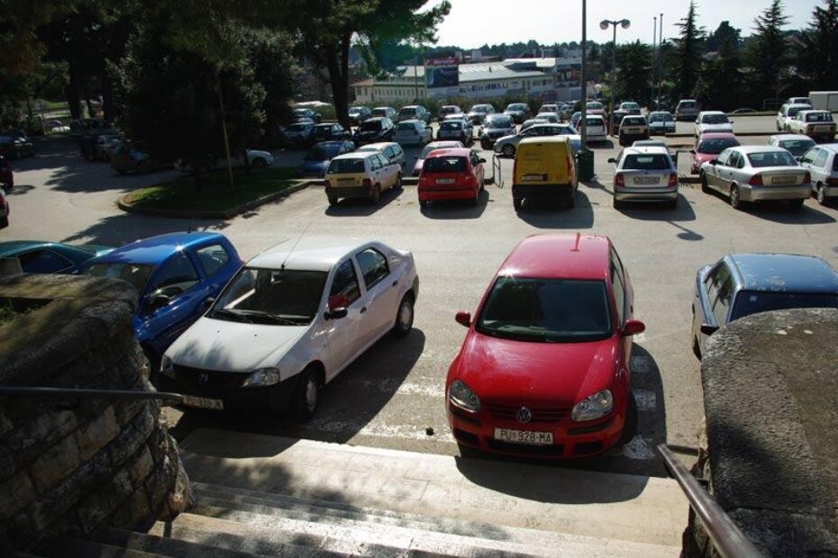 Ovo je još dobro: ponekad se automobili tako naguraju jedan do drugoga da je i vozačima iz njih teško izaći