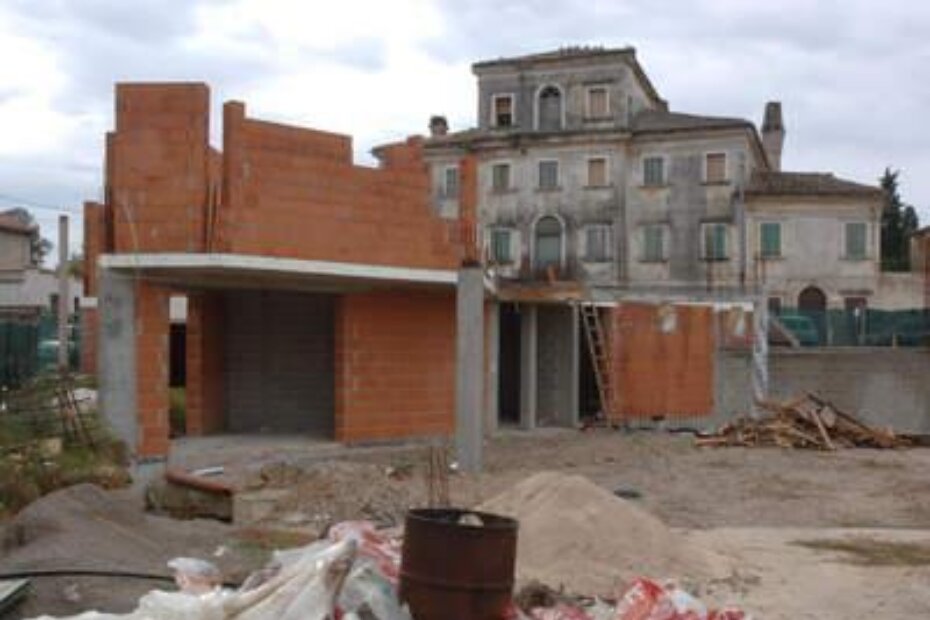 U prvom planu gradilište sjedišta Zajednice Talijana i u pozadini kaštel, dva problema koja muče tarske vijećnike