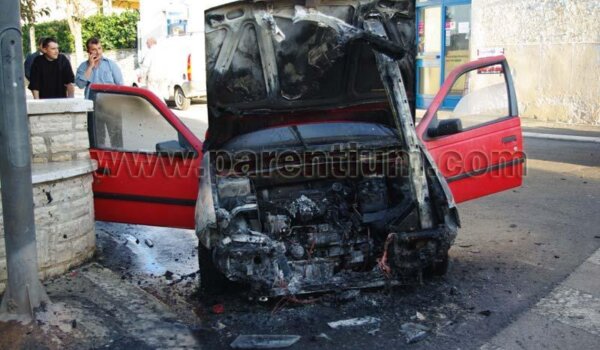 U centru Tara planuo automobil, svjedoci se razbježali