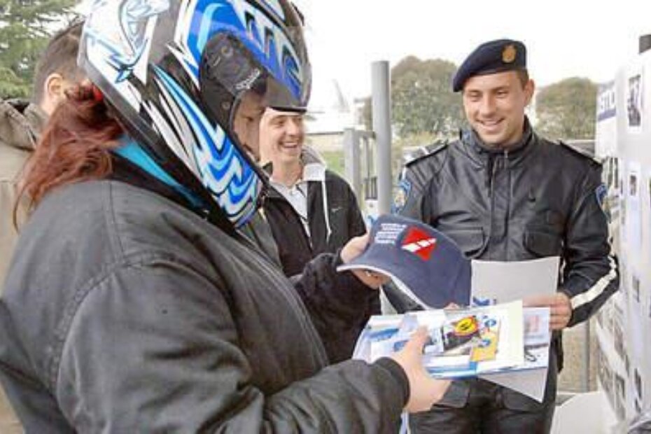 Zaustavljena vozačica mopeda pregledava promotivni materijal