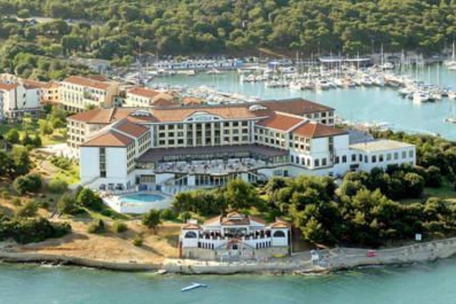 Zemljište na kojem su izgrađeni kampovi, hoteli i turistička naselja predstavlja dobro od državnog interesa i uživa posebnu zaštitu