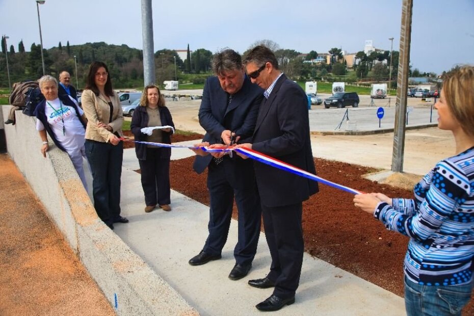 Načelnik Štifanić, uz pomoć predsjednika IBS-a Valtera Krizmanića, reže vrpcu