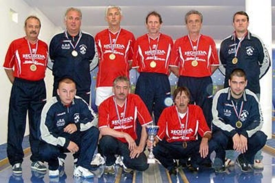 U DVIJE SEZONE DO DVA NASLOVA - kuglači 'Istre', stoje: Livio Žužić, Davor Maleš, Željko Matošević, Miroslav Barišić, Ivan Šker i Davor Šimičić; čuče: Dean Vidović, Vojo Rađaković, Ervino Fabac i Dario Barolin