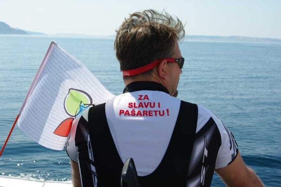 Maystor s leđa. Zamišljen. Kao. Hm...