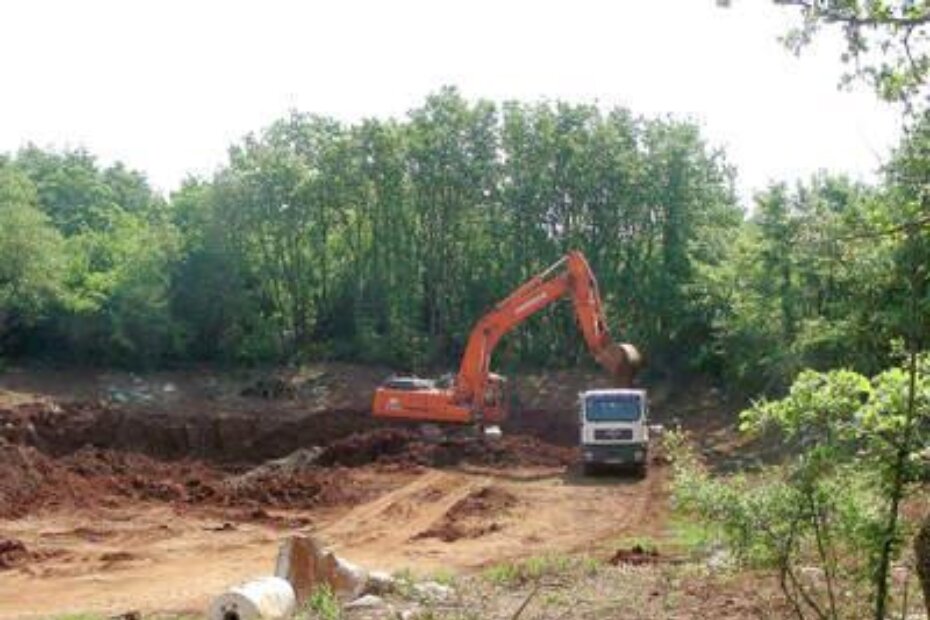 Odvoz plodne zemlje i dovoz šute na mjestu budućeg igrališta