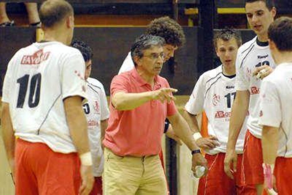 DUBRAVU SHVATITI OZBILJNO - Željko Zovko okružen svojim igračima