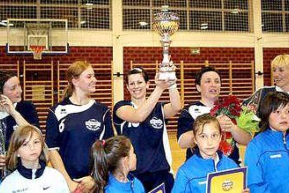 TROFEJ U PRAVIM RUKAMA - kapetanica 'Mladosti' Rozana Romito s peharom prvaka Treće lige
