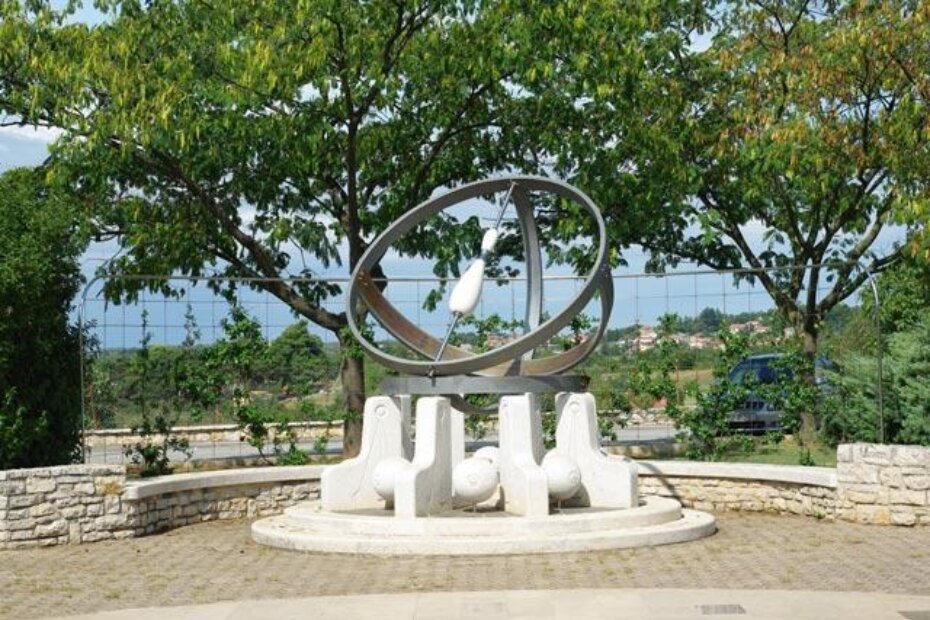 Sunčani sat na trgu A. Korlevića u Višnjanu