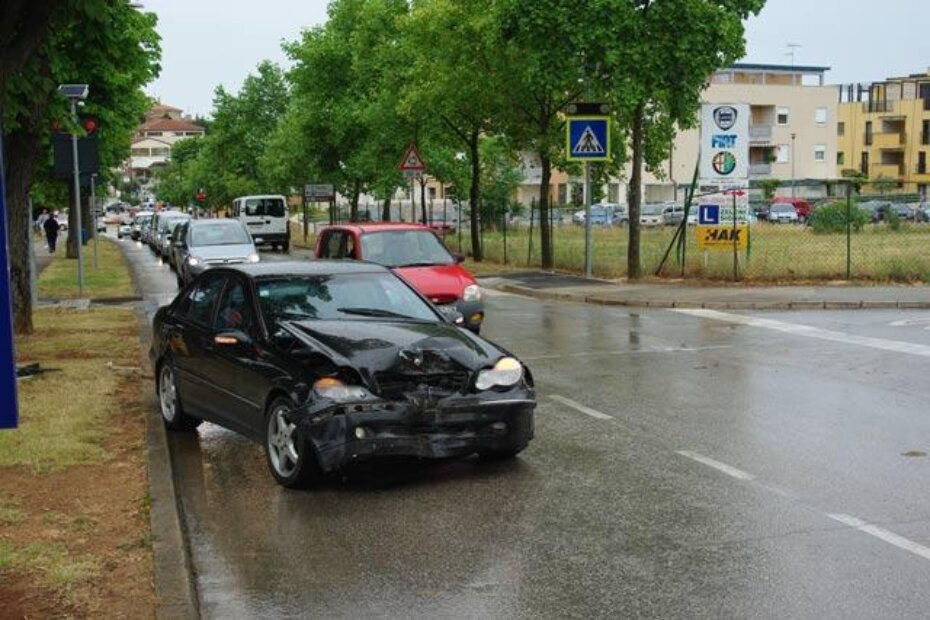 U sudaru mercedesa i stabla jače je bilo stablo