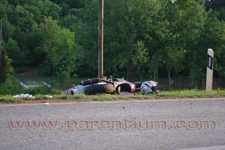 Motocikl je nakon sudara završio na nasipu pokraj ceste