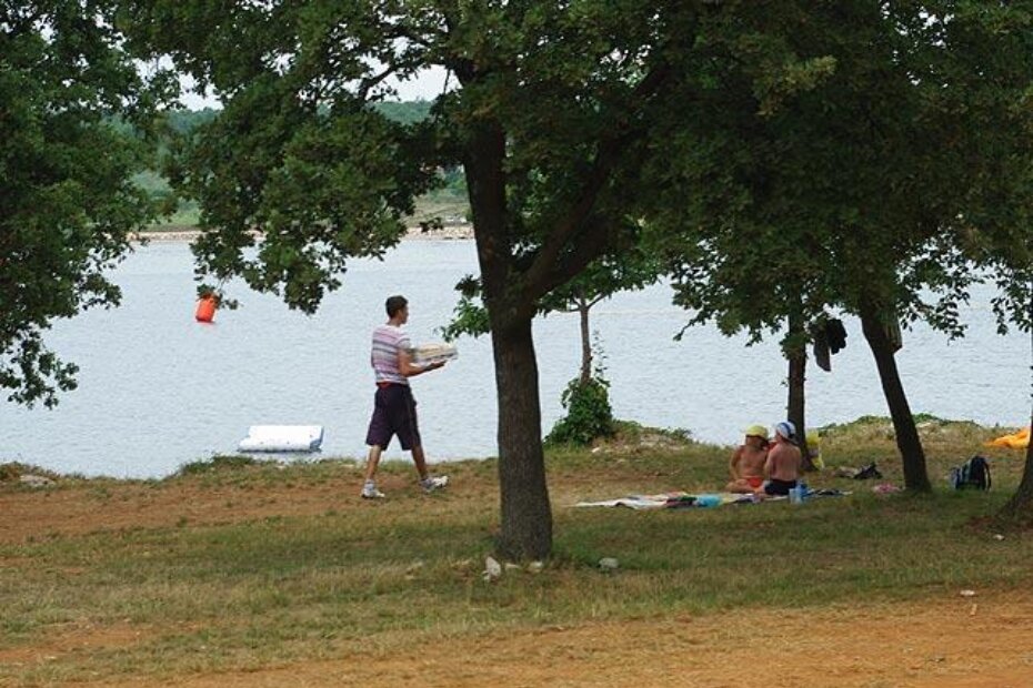 Prodavača krafni zatekli smo čak i na plaži u Uvali San Martin