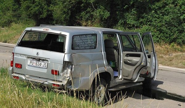 U jučerašnjoj prometnoj nesreći ozlijeđena 29-godišnjakinja iz Tara, u automobilu je bilo i dvoje malodobne djece