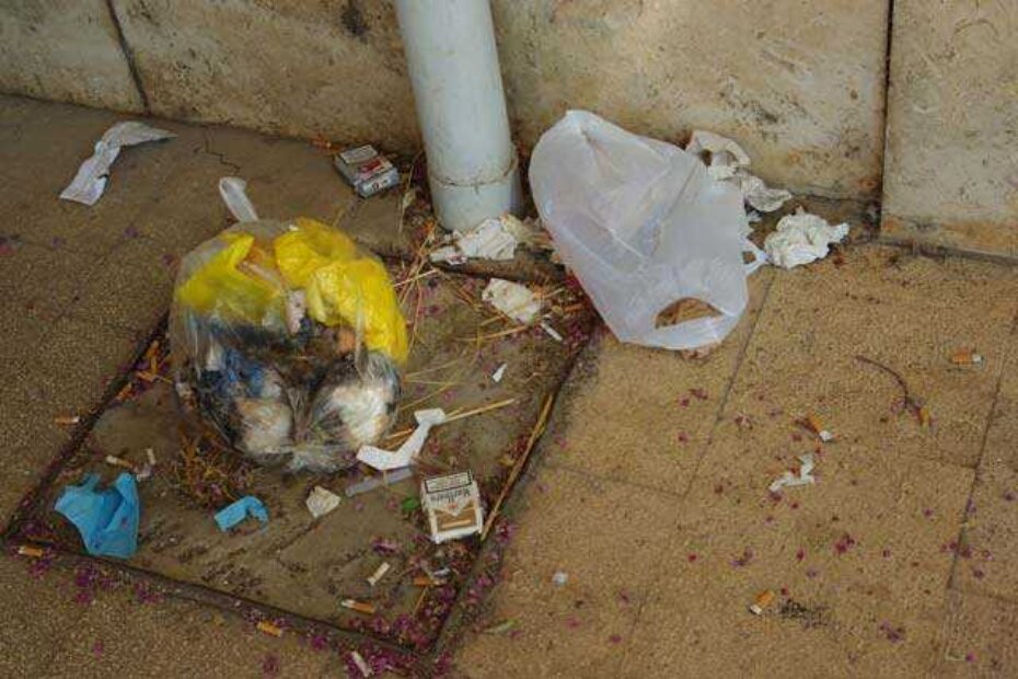 Nevjerojatna hrpa smeća na javnoj površini