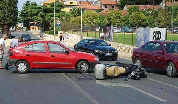 Sudar automobila i skutera kod autobusnog kolodvora