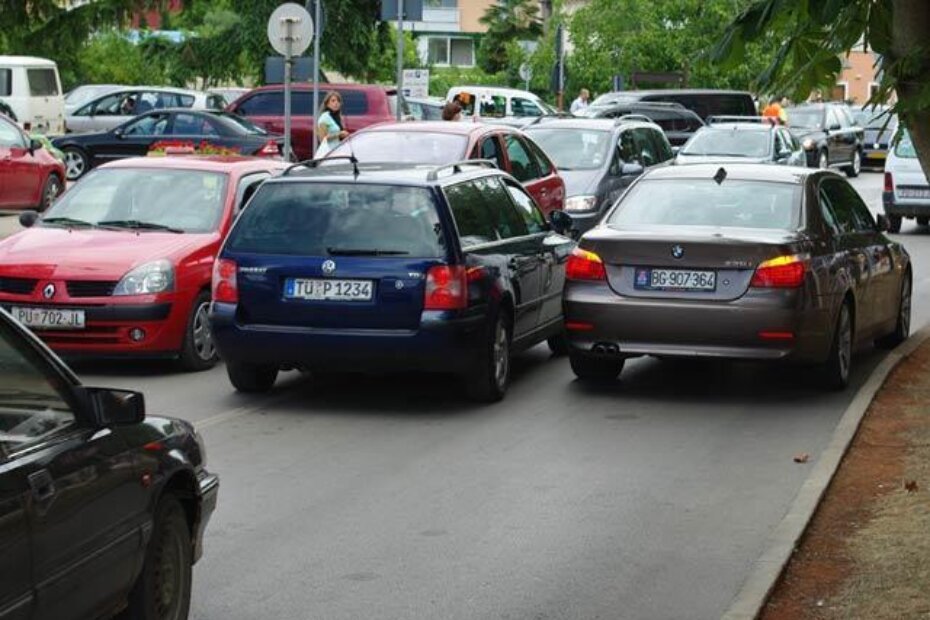 1. nagrada: ciglom u zadnje staklo Ciglane Cerovlje za starčića iz Beograda koji je usred najveće gužve pola sata blokirao promet ispred velikog gradskog parkirališta