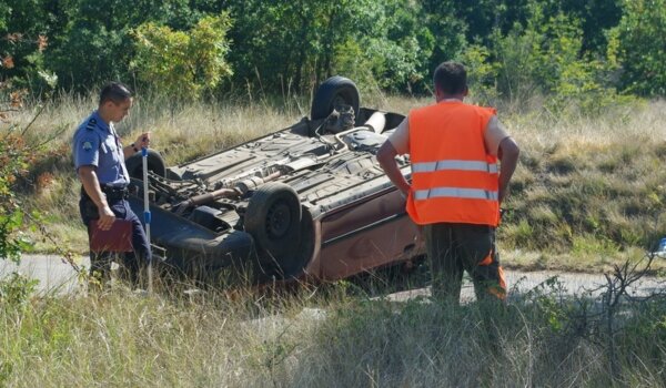Fiatom u stablo pa na krov, dvoje ozlijeđenih na cesti Tar-Labinci