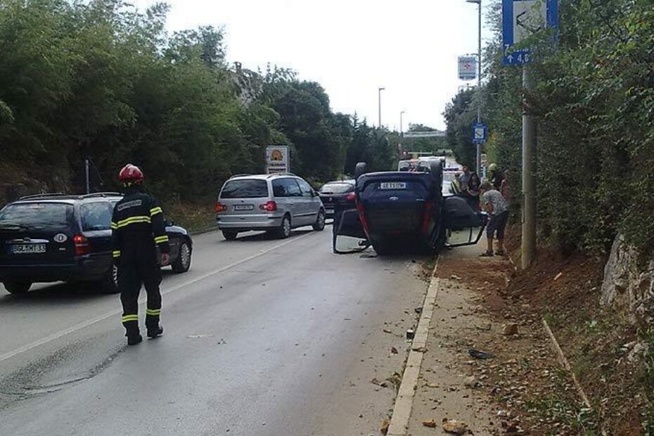 "ford" je nakon udarca u nasip i slovenski "audi" završio na krovu