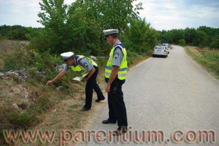Policajci pokazuju mjesto gdje je nesretni Talijan vjerojatno pao i izgubio život