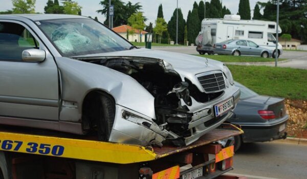 Žatika: Mercedesom izbjegavao sudar pa slomio rasvjetni stup