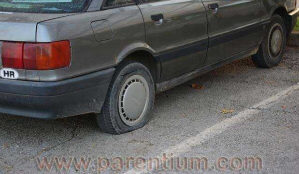 Maloumni noćni pohod: nožem izrezali gume na desetak automobila