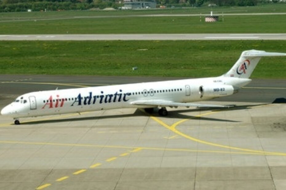 Avion MD-82 tvrtke u stečaju Air Adriatic na pulskom aerodromu, arhiva