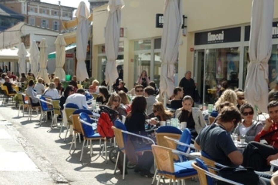 Bezbrižno kafenisanje na terasama kafića, B. D.